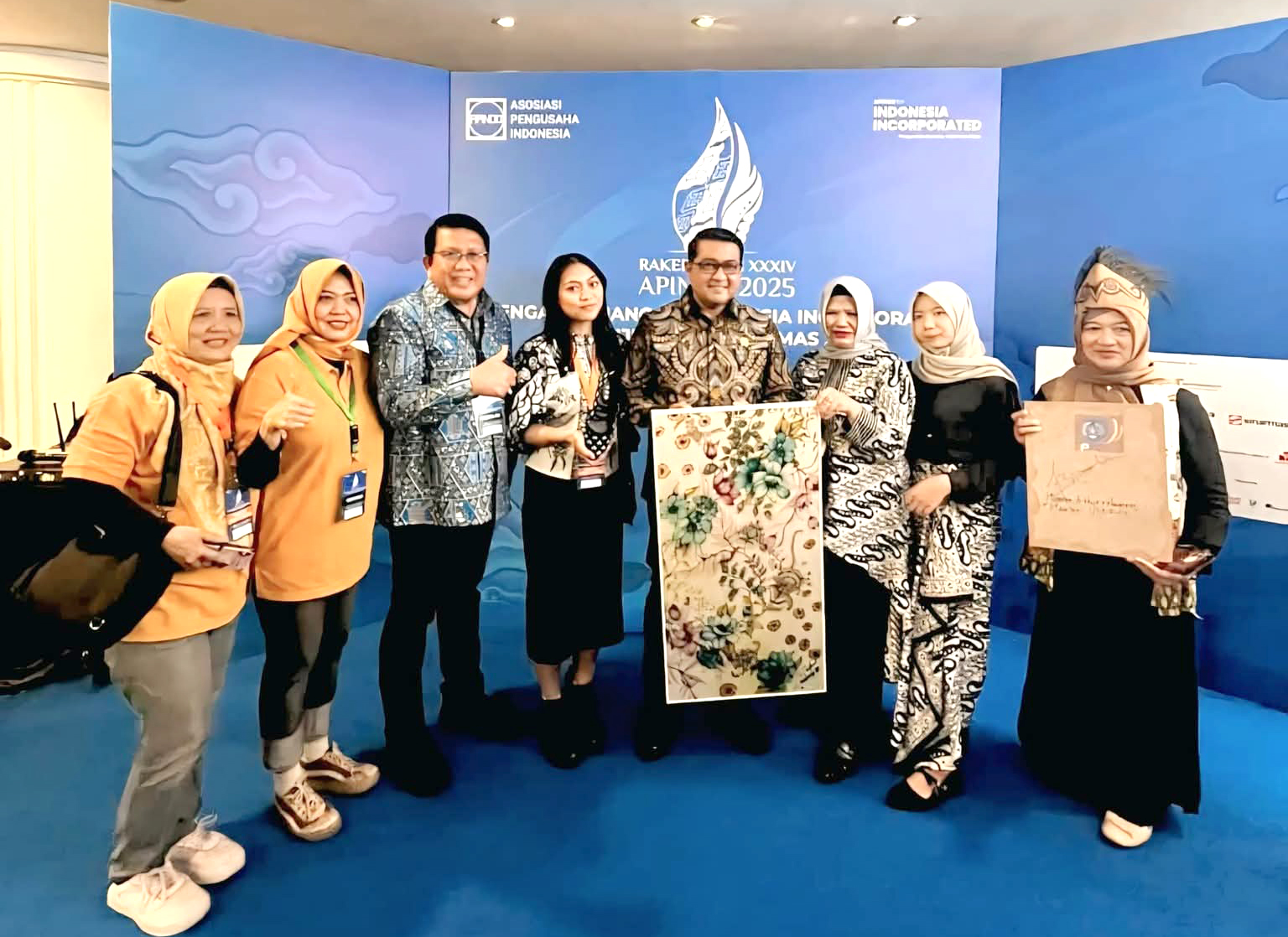 Foto bersama dengan Menteri Ketenagakerjaan, Menteri Koordinator Bidang Infrastruktur, Menteri UMKM, Menteri Ekraf, Bapak Sofyan Wanandi dan Para Ketua DPK/DPKO APINDO. [ Hari ke-2 Rakerkonas XXXIV DPN APINDO 2025 ]